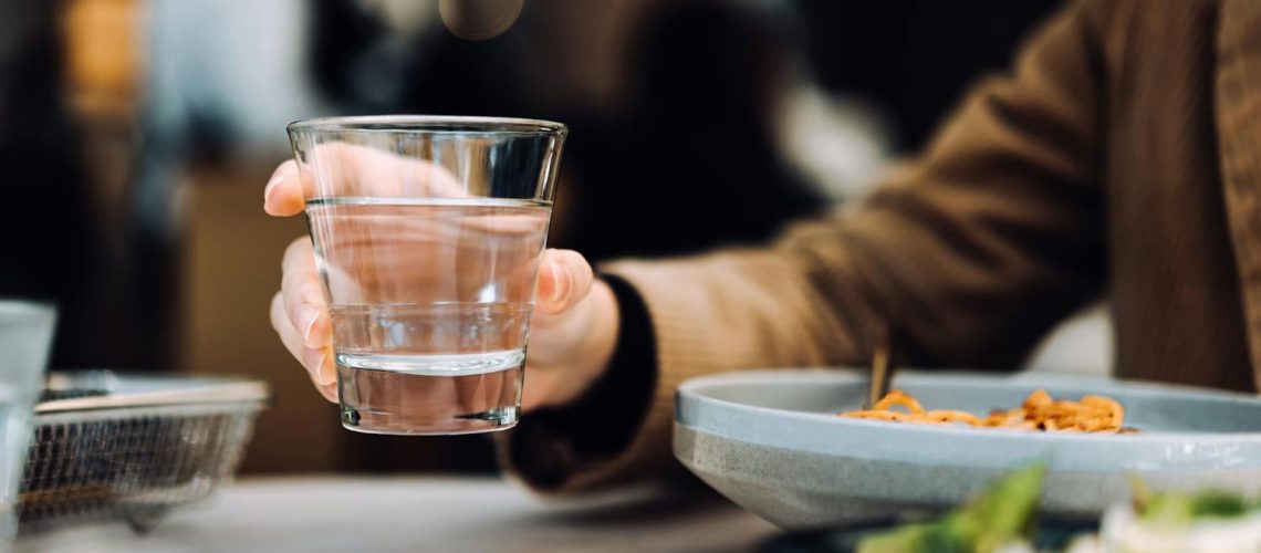 Faut-il vraiment éviter de boire de l’eau pendant les repas ?