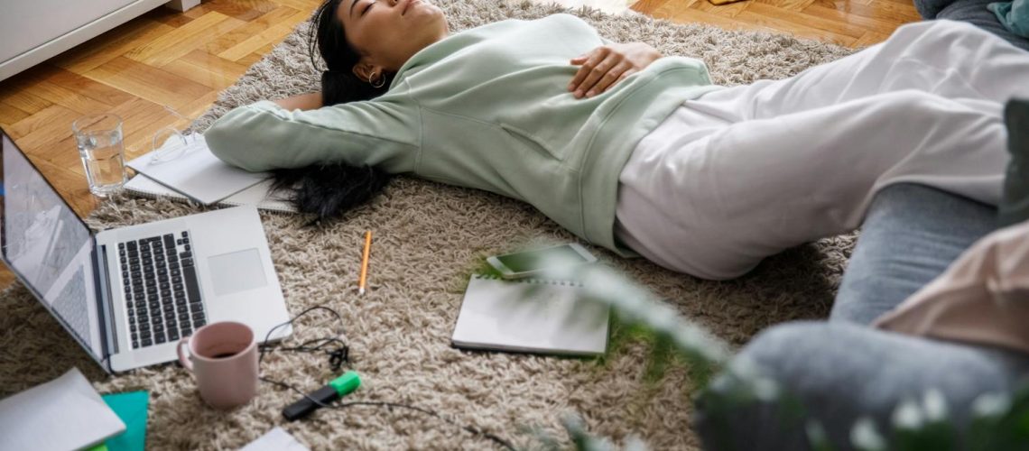 Dormir par terre : est-ce vraiment une bonne idée pour votre dos ?