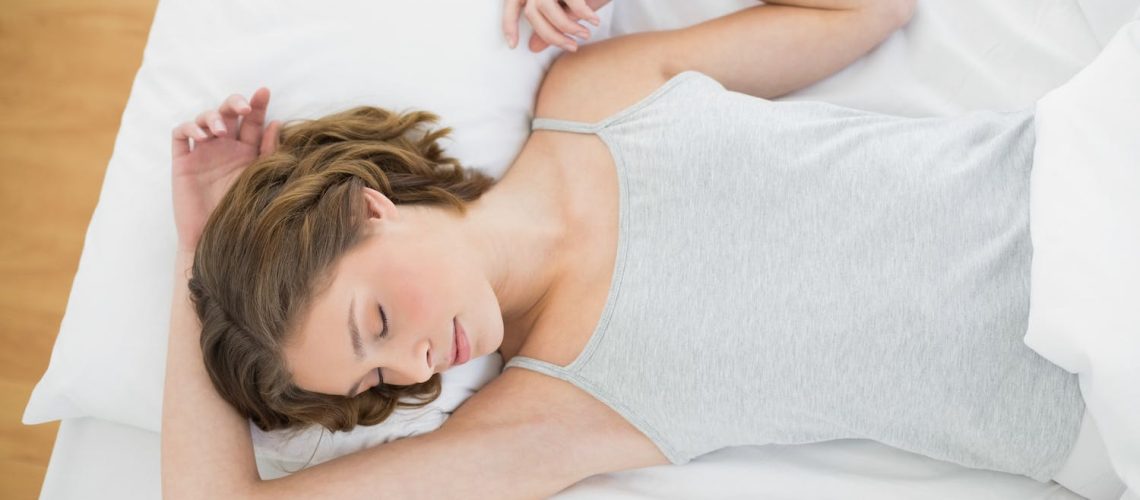 Dormir sur le dos : quels avantages, quels inconvénients ?