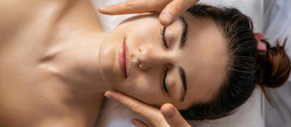 Quatre massages liftants et anti-âge du visage