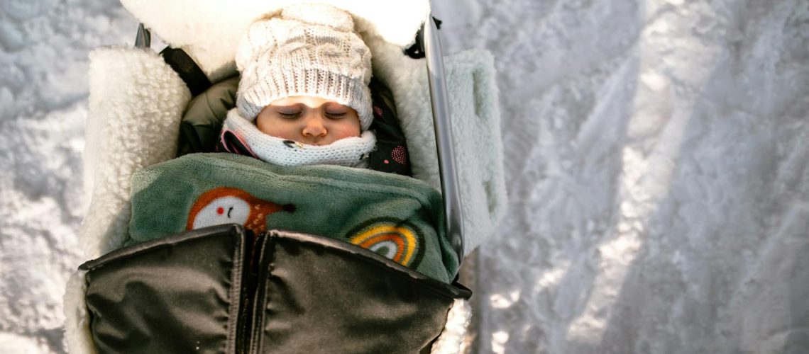 Sieste nordique : est-ce vraiment une bonne idée de laisser bébé dormir dehors ?
